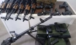 اعتقال متهم في ديالى بحوزته "بي كي سي وكلاشنكوفات ومسدسات وحاوية عتاد"